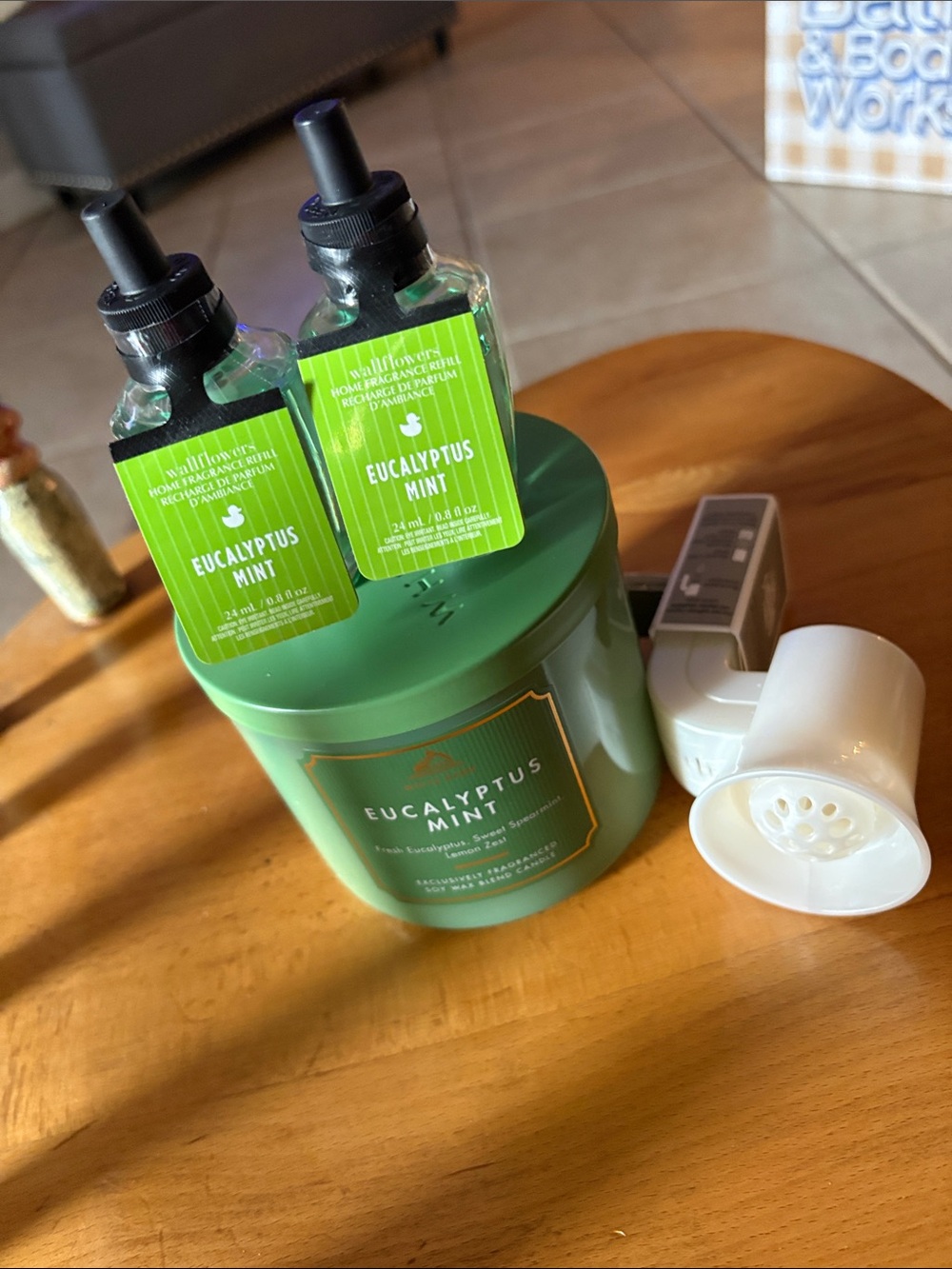 Nwt Bundle of Eucalyptus Mint Candle, plug in’s & NWT White Pearl Plugin